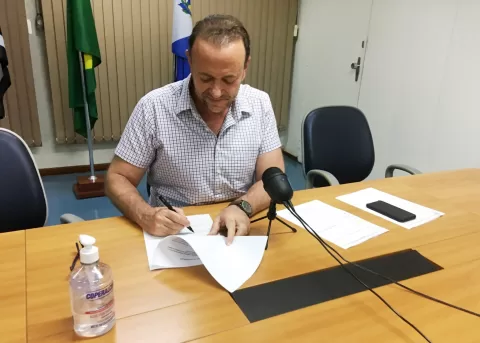 foto01-Edinho-assina-termo-de-cooperacao-entre-a-Prefeitura-e-o-SOS-Racismo-da-Assembleia-Legislativa-22mar21-Celso-Luis-Gallo-2048x1465