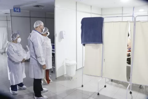 foto14-Prefeito-Edinho-visita-plantao-do-Hospital-de-Campanha-da-Solidariedade-4jun21-Tete-Viviani-2048x1365