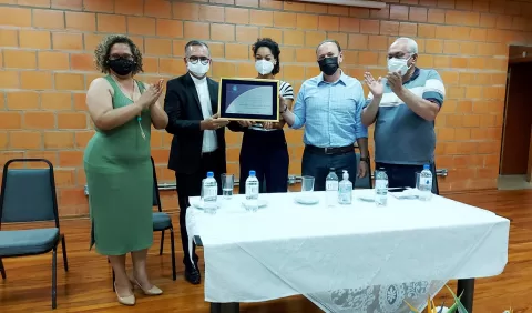 foto01-Prefeito-Edinho-participa-de-sessao-solene-de-homenagem-ao-padre-Joao-Orlando-Cavalcante-de-Souza-18set21-Celso-Luis-Gallo-2048x1203