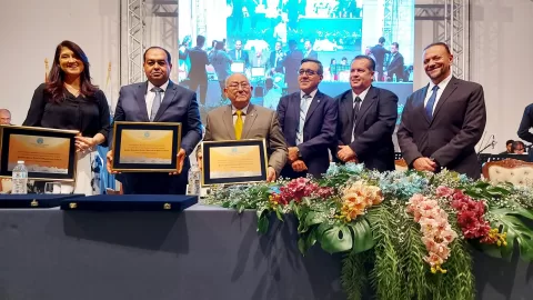 foto01-Edinho-participa-de-homenagem-da-Camara-aos-pastores-Jose-Wellington-Leidir-Ribeiro-e-Sheila-Ribeiro-28abr22-Celso-Luis-Gallo-2048x1153