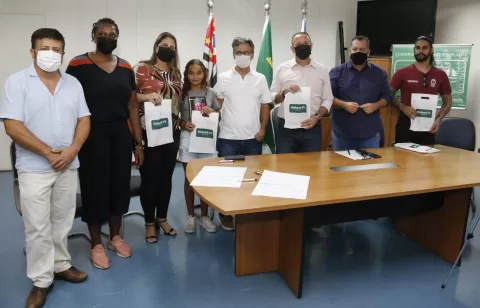 foto04-Prefeito-Edinho-ressalta-parceria-da-Unimed-no-apoio-ao-programa-Escolinhas-de-Esportes-7abr22-Tete-Viviani-2048x1316