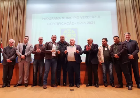 foto01-Prefeito-Edinho-e-secretario-Jose-Carlos-Porsani-recebem-Certificado-Municipio-VerdeAzul-para-Araraquara-24ago22-Pedro-Junqueira-2048x1446